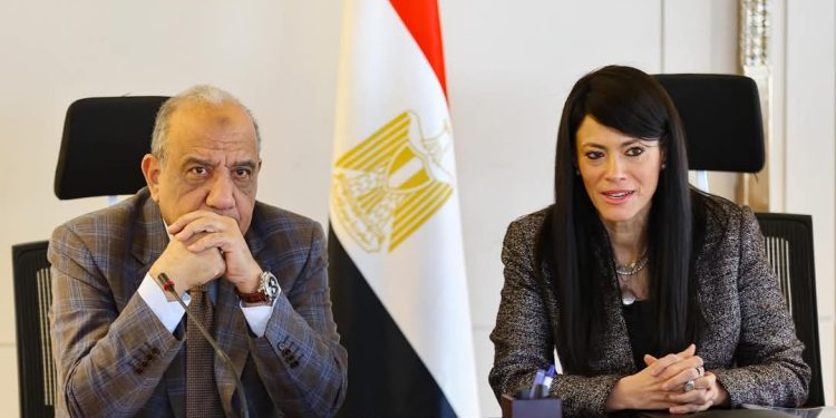 وزيرة التخطيط والتنمية الاقتصادية والتعاون الدولي تبحث مع وزير الكهرباء والطاقة المتجددة الخطة الاستثمارية لقطاع الكهرباء والطاقة المتجددة للعام المالي الجديد 25/2026