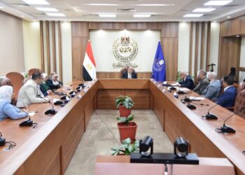 رئيس هيئة الدواء يناقش مع ممثلي شعبة الأدوية بالاتحاد العام للغرف التجارية آليات تحديث سياسات تسجيل المستحضرات الدوائية