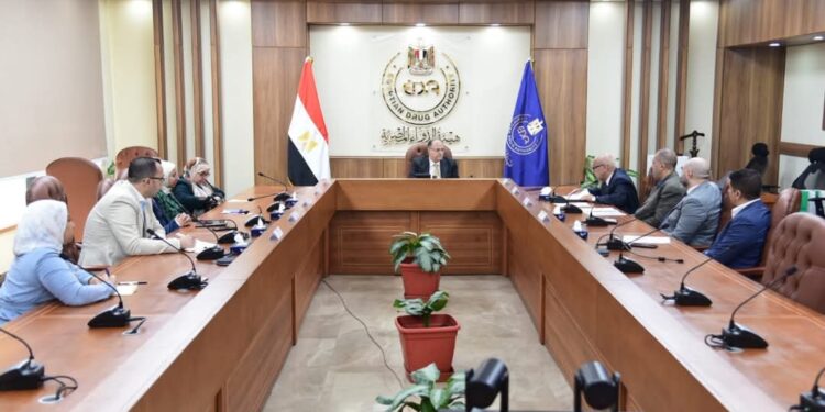 رئيس هيئة الدواء يناقش مع ممثلي شعبة الأدوية بالاتحاد العام للغرف التجارية آليات تحديث سياسات تسجيل المستحضرات الدوائية