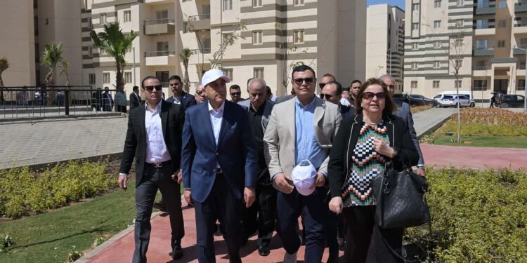 رئيس الوزراء يسلم عقود وحدات سكنية ضمن المبادرة الرئاسية «سكن لكل المصريين» لمنخفضي ومتوسطي الدخل