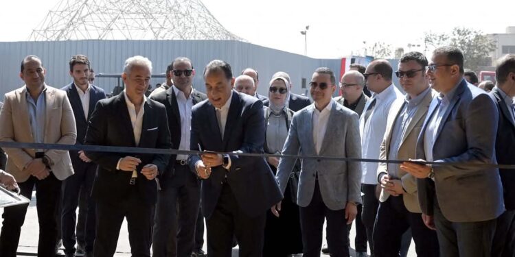 خلال زيارته للمصنع .. رئيس الوزراء يفتتح أعمال تطوير وتوسعات مصنع قنديل للصلب