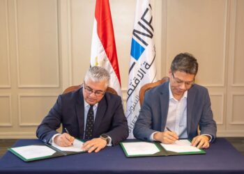 باستثمارات 10 ملايين دولار .. رئيس اقتصادية قناة السويس يوقع عقد إنشاء مصنع «جيانجسو جوتاي» الصينية للملابس الجاهزة بالقنطرة غرب