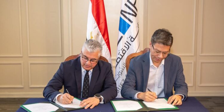 باستثمارات 10 ملايين دولار .. رئيس اقتصادية قناة السويس يوقع عقد إنشاء مصنع «جيانجسو جوتاي» الصينية للملابس الجاهزة بالقنطرة غرب