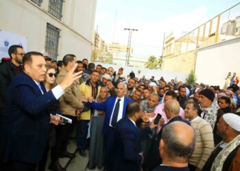 اللواء عمرو عبد الوهاب يلتقى بالمتقدمين بطلبات تقنين وضع اليد فى أراضى الريف المصرى الجديد ويجيب على استفساراتهم.. ويوصيهم بضرورة إتباع القنوات القانونية والإبتعاد عن الوسطاء ومروجى الشائعات