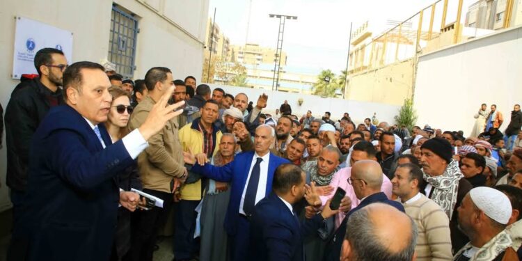 اللواء عمرو عبد الوهاب يلتقى بالمتقدمين بطلبات تقنين وضع اليد فى أراضى الريف المصرى الجديد ويجيب على استفساراتهم.. ويوصيهم بضرورة إتباع القنوات القانونية والإبتعاد عن الوسطاء ومروجى الشائعات