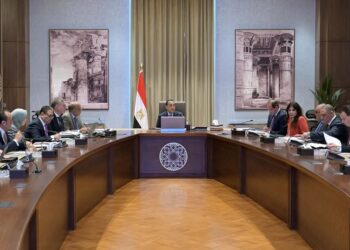 رئيس الوزراء يستعرض موقف تخصيص الأراضي لمشروعات الطاقة الجديدة والمتجددة .. وموقف الطاقة في الصيف المقبل