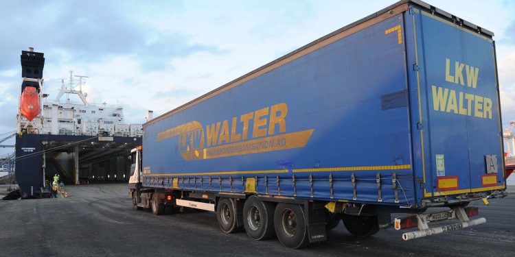 النقل تدعو المصدرين والمستوردين لضرورة للاستفادة من الخط الملاحي «الرورو» لنقل الحاصلات الزراعية والخضروات سريعة التلف والمنتجات المصرية إلى إيطاليا ومنها إلى أوروبا والعكس