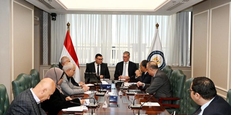 وزيرا الإسكان والبترول يبحثان سبل تعزيز التعاون بين الهيئات التابعة لهما لتسريع تنفيذ المشروعات ذات الأولوية