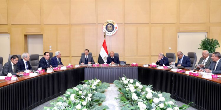 وزير الصناعة يبحث مع وزير الزراعة سبل تعزيز الاستفادة من مميزات خط «الرورو» السريع لنقل الحاصلات الزراعية والخضروات سريعة التلف والمنتجات المصرية إلى إيطاليا ثم أوروبا