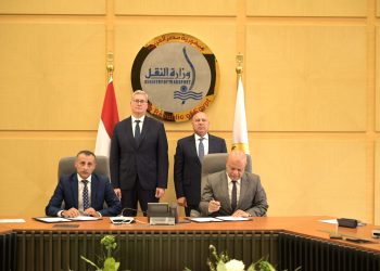 وزير الصناعة يشهد مراسم توقيع منح التزام بناء وتطوير محطة تسهيلات بحرية و أرضية للصب السائل و الغازي بميناء الدخيلة 