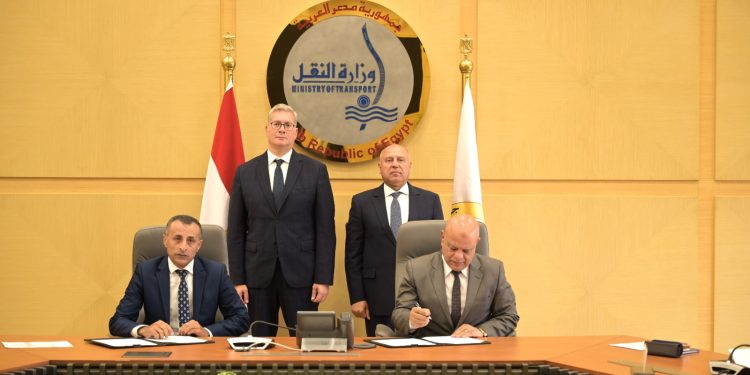 وزير الصناعة يشهد مراسم توقيع منح التزام بناء وتطوير محطة تسهيلات بحرية و أرضية للصب السائل و الغازي بميناء الدخيلة