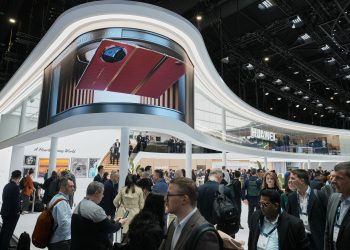 هواوي تُقدّم أول هاتف تجاري قابل للطي الثلاثي في العالم خلال MWC 2025