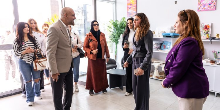 بمناسبة اليوم العالمي للمرأة .. المهندس جرجس يوسف في زيارة تفقدية لمستشفى «بهية» لدعم محاربات سرطان الثدي