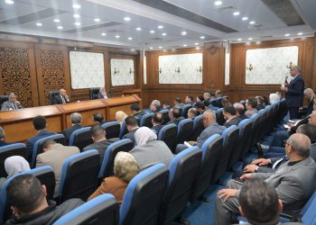 وزير الصناعة يبحث مع محافظ الإسماعيلية والمستثمرين الصناعيين بالمحافظة تحديات المناطق الصناعية بالمحافظة وسبل حلها