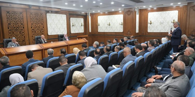 وزير الصناعة يبحث مع محافظ الإسماعيلية والمستثمرين الصناعيين بالمحافظة تحديات المناطق الصناعية بالمحافظة وسبل حلها