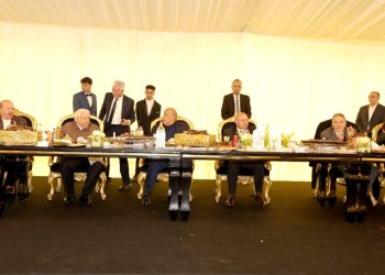 وزير الصناعة يتناول وجبة الإفطار مع عمال مصانع الحديد والصلب بمدينة السادات