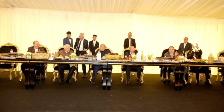 وزير الصناعة يتناول وجبة الإفطار مع عمال مصانع الحديد والصلب بمدينة السادات