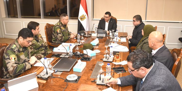 وزير الإسكان يتابع مع مسئولي الهيئة الهندسية ملفات العمل والمشروعات المشتركة