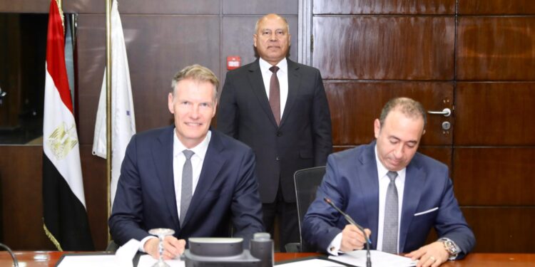 وزير الصناعة يبحث مع مجموعة MSC العالمية لزيادة حجم التعاون المشترك في مجال النقل واللوجستيات وضخ استثمارات جديدة بالسوق المصري