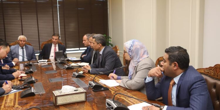 وزير الزراعة ومحافظ الوادي الجديد يبحثان مع وفد رجال الأعمال الصينين تعزيز الاستثمار الزراعي في مصر