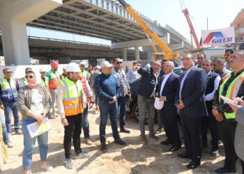  وزير الصناعة يتفقد مواقع العمل بمشروع الخط الأول من شبكة القطار الكهربائي السريع السخنة العلمين مطروح 