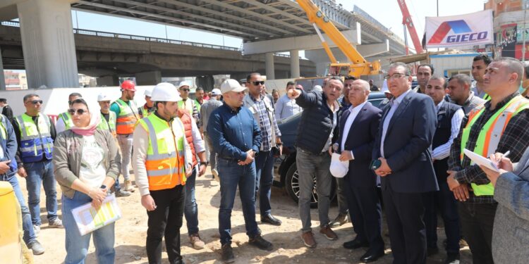  وزير الصناعة يتفقد مواقع العمل بمشروع الخط الأول من شبكة القطار الكهربائي السريع السخنة العلمين مطروح 
