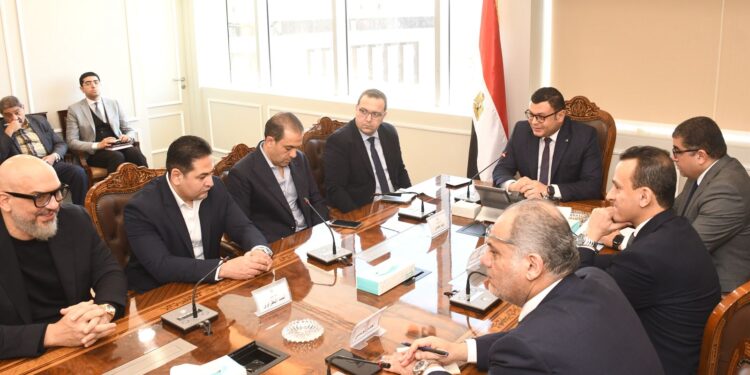 وزير الإسكان يلتقي مسئولي «منصة مصر العقارية» لبحث أوجه التعاون