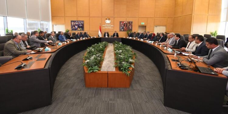 وزير الإسكان ورئيس الهيئة العربية للتصنيع يستعرضان الموقف التنفيذي للمشروعات المشتركة ضمن المبادرة الرئاسية «حياة كريمة»