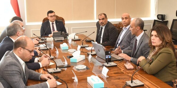 وزير الإسكان يلتقى ممثلي إحدى الشركات العالمية المتخصصة في إنشاء البحيرات crystal lagoon  ومعالجة مياه الصرف الصحي