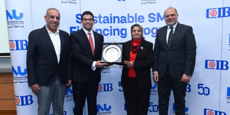 برعاية البنك المركزي المصري .. «جامعة النيل» و «CIB» يحتفلان بتخريج الدفعة الأولى من طلاب التمويل المستدام للمشروعات الصغيرة والمتوسطة