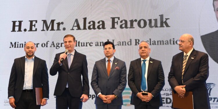 وزير الزراعة يوجه الدعوة لرجال الأعمال المصريين والأفارقة إلى استكشاف الفرص الاستثمارية الواعدة في القطاع الزراعي