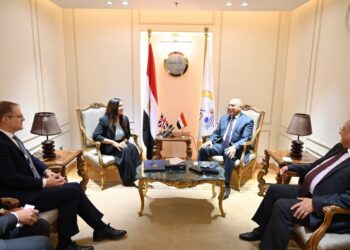 وزير الصناعة يبحث مع المبعوث التجاري البريطاني الخاص لمصر سبل تعزيز التعاون في مجالي الصناعة والنقل بين البلدين خلال الفترة المقبلة