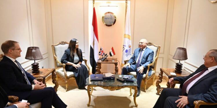 وزير الصناعة يبحث مع المبعوث التجاري البريطاني الخاص لمصر سبل تعزيز التعاون في مجالي الصناعة والنقل بين البلدين خلال الفترة المقبلة