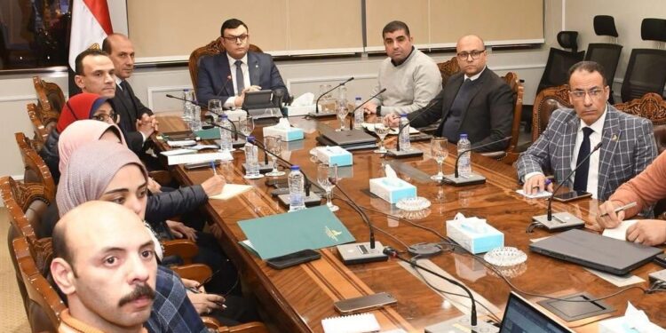 وزير الإسكان يتابع موقف مشروعات الطرق وتطوير الكورنيش بمحافظة الإسكندرية