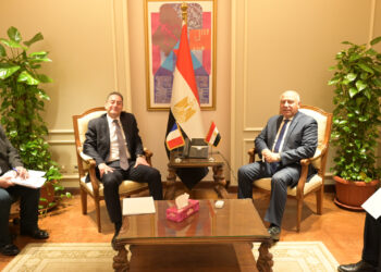وزير الصناعة يبحث مع السفير الفرنسي بالقاهرة المخطط الزمني لبدء انشاء مجمع الستوم الصناعي ببرج العرب 