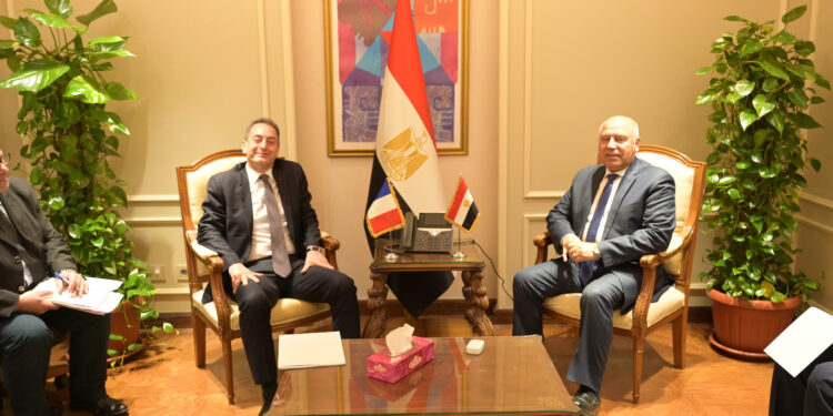 وزير الصناعة يبحث مع السفير الفرنسي بالقاهرة المخطط الزمني لبدء انشاء مجمع الستوم الصناعي ببرج العرب 