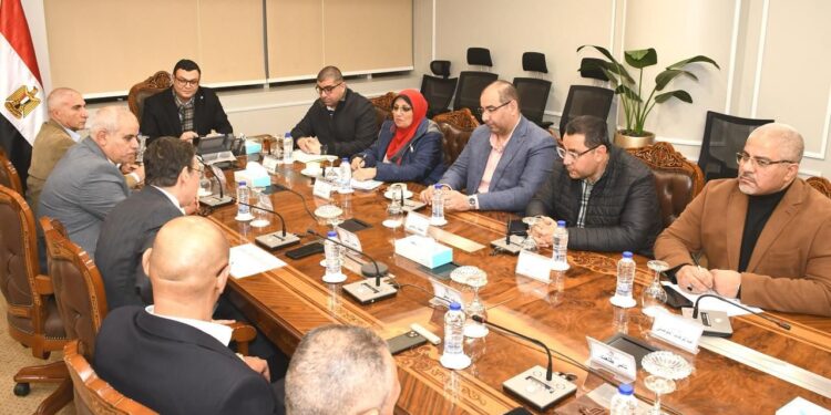 وزير الإسكان يستعرض ملفات العمل وأوجه التعاون بين الوزارة وبنك التعمير والإسكان