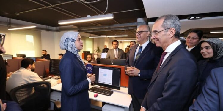 وزير الاتصالات يزور فرع شركة سيليكون إكسبرت الأمريكية .. الشركة تصدر  خدمات رقمية إلى أكثر من 53 دولة حول العالم