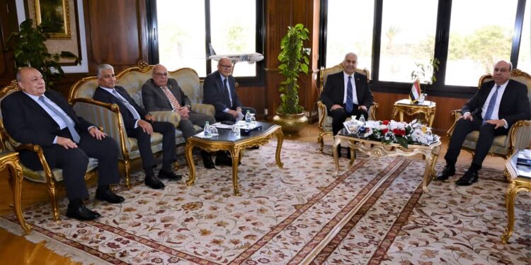 وزير الطيران المدني يستقبل وفد جمعية رجال الأعمال المصريين لبحث إمكانية التعاون المشترك في مجالات الطيران المدني المختلفة