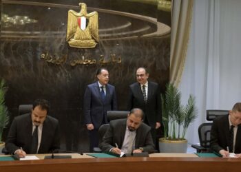 باستثمارات أجنبية ولتعزيز الاستدامة البيئية: رئيس الوزراء يشهد توقيع اتفاق تأسيس شركتين لإنتاج ألياف الفيبربوليستر واللباد الصناعي 