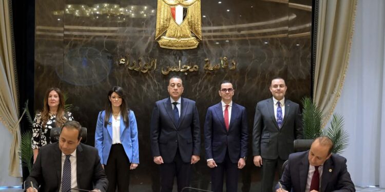 رئيس الوزراء يشهد توقيع عقد اتفاقية التحالف الإستراتيجي بين شركتي «جيبتو فارما- مدينة الدواء المصرية» و «دوا فارماسيوتيكالز» الأمريكية لتعزيز صناعة الأدوية في مصر