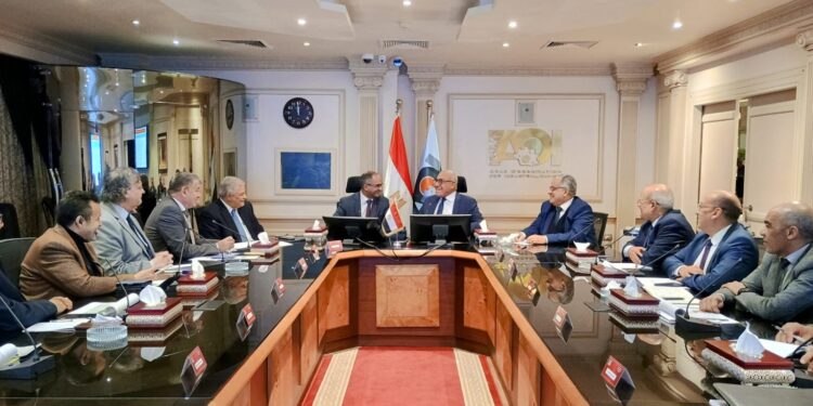 نائب وزير الإسكان ورئيس الهيئة العربية للتصنيع يتابعان موقف تنفيذ مشروعات مياه الشرب والصرف الصحي بالمبادرة الرئاسية حياة كريمة