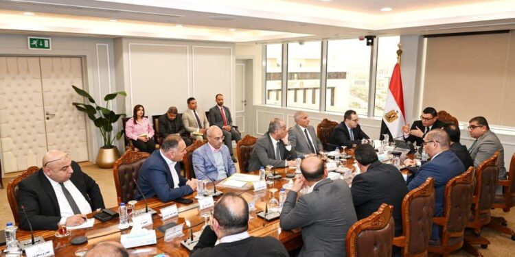 في إجتماعه مع مسئولي شركة فاوندرز: وزير الإسكان يستعرض عددا من الفرص الاستثمارية والخطة الترويجية لبعض مشروعات الوزارة