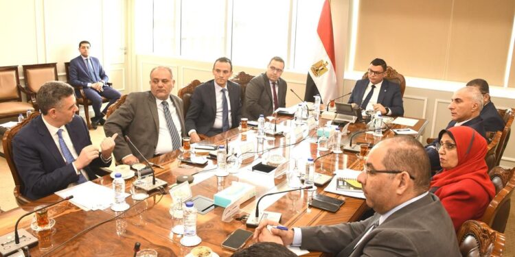 في لقاءٍ مع مسئولي الشركة السعودية المصرية للتعمير: وزير الإسكان يُتابع معدلات تسويق عدد من مشروعات هيئة المجتمعات العمرانية الجديدة