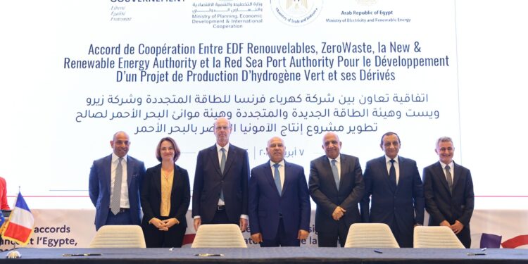 على هامش زيارة الرئيس الفرنسي إيمانويل ماكرون إلى مصر .. الحكومة توقع اتفاقية تعاون لتطوير  تمويل بناء وتشغيل محطة متكاملة لإنتاج الهيدروجين الأخضر ومشتقاته