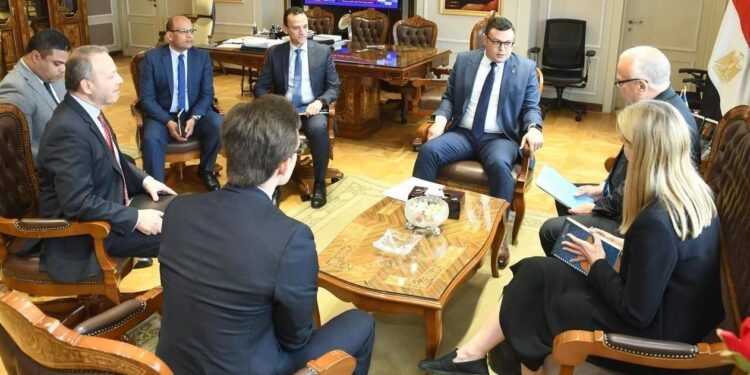 وزير الإسكان يبحث مع السفير السويدي تعزيز سبل التعاون المشترك بشأن التنمية العمرانية المستدامة