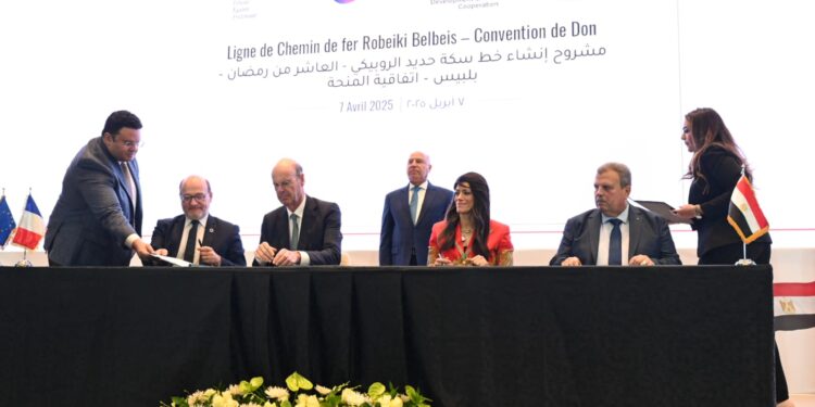 في إطار العلاقات القوية بين مصر وفرنسا .. توقيع الاتفاق التنفيذي لاتفاقية التسهيلات الائتمانية الموقعة بين جمهورية مصر العربية والوكالة الفرنسية للتنمية لمشروع انشاء خط السكك الحديدية الروبيكي والعاشر من رمضان و بلبيس