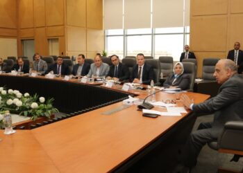 خلال اجتماعه بقيادات القطاع .. وزير الكهرباء يتابع مستجدات تنفيذ خطة العمل وتوفير التغذية الكهربائية اللازمة لمشروعات التنمية الزراعية فى كافة المواقع