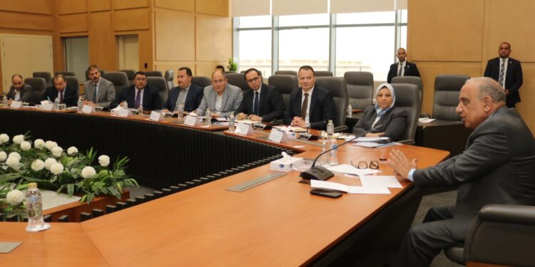 خلال اجتماعه بقيادات القطاع .. وزير الكهرباء يتابع مستجدات تنفيذ خطة العمل وتوفير التغذية الكهربائية اللازمة لمشروعات التنمية الزراعية فى كافة المواقع