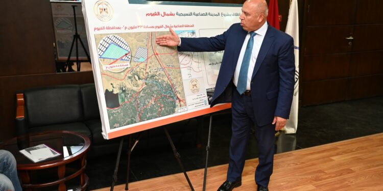 وزير الصناعة: يعلن اطلاق مدينتين نسيجيتين متكاملتين بمنطقة وادى السريرية بالمنيا والمنطقة الصناعية بشمال الفيوم